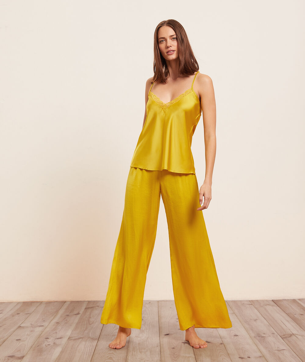 Pantalón de pijama ancho de satén amarillo.