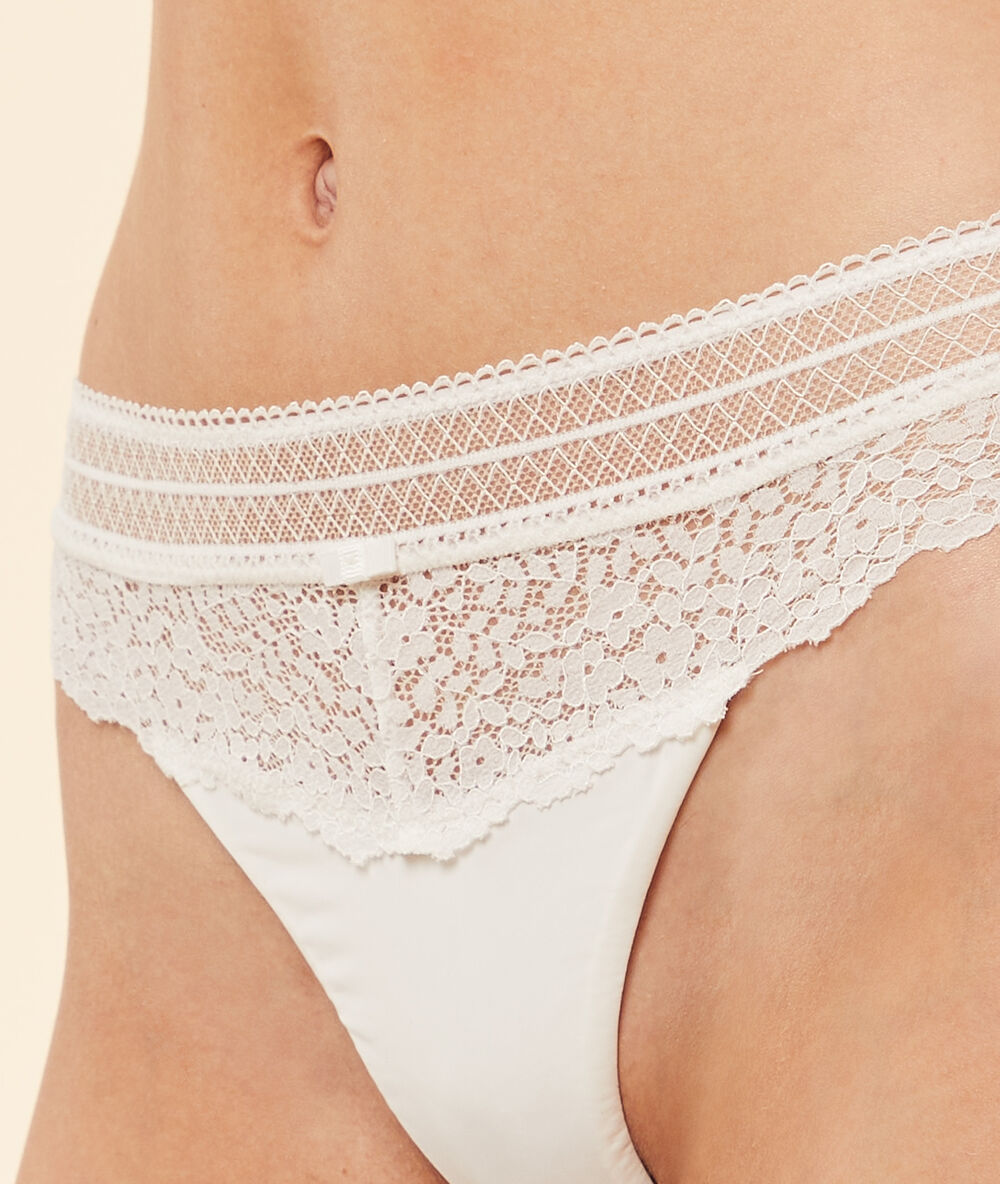 Tanga de encaje crudo.