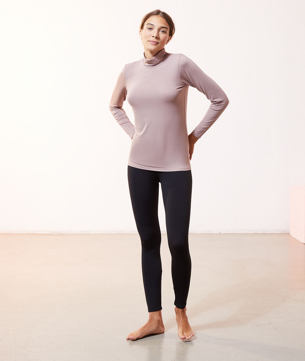 Camiseta fina de cuello alto malva.