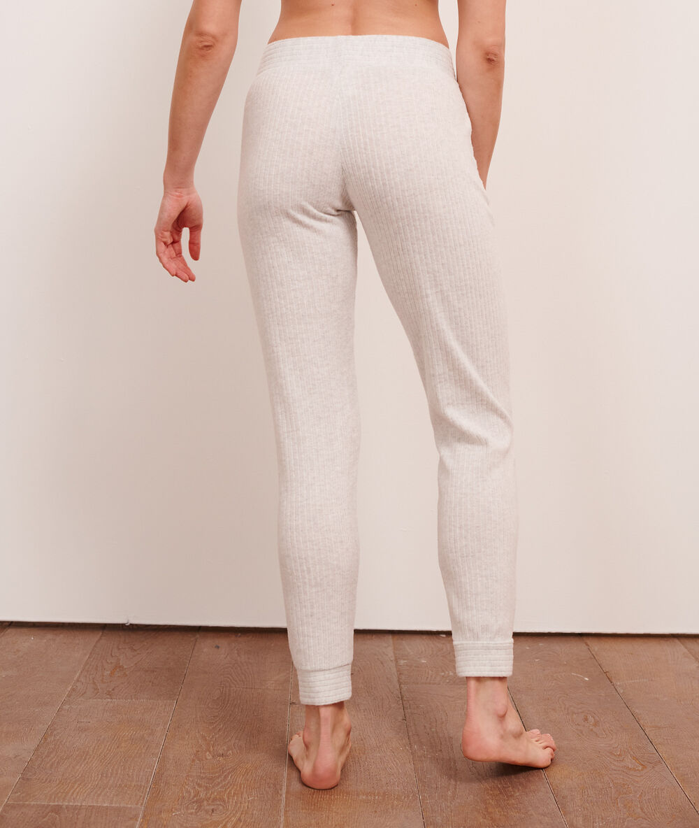 Pantalón canalé crudo.
