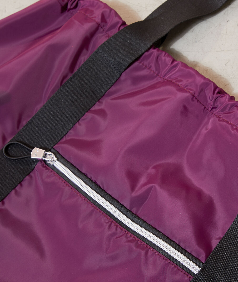 Bolsa deportiva ciruela.