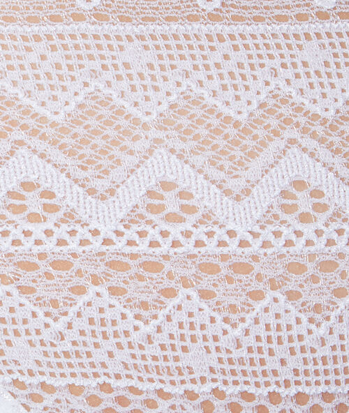 Braguita de encaje blanco.