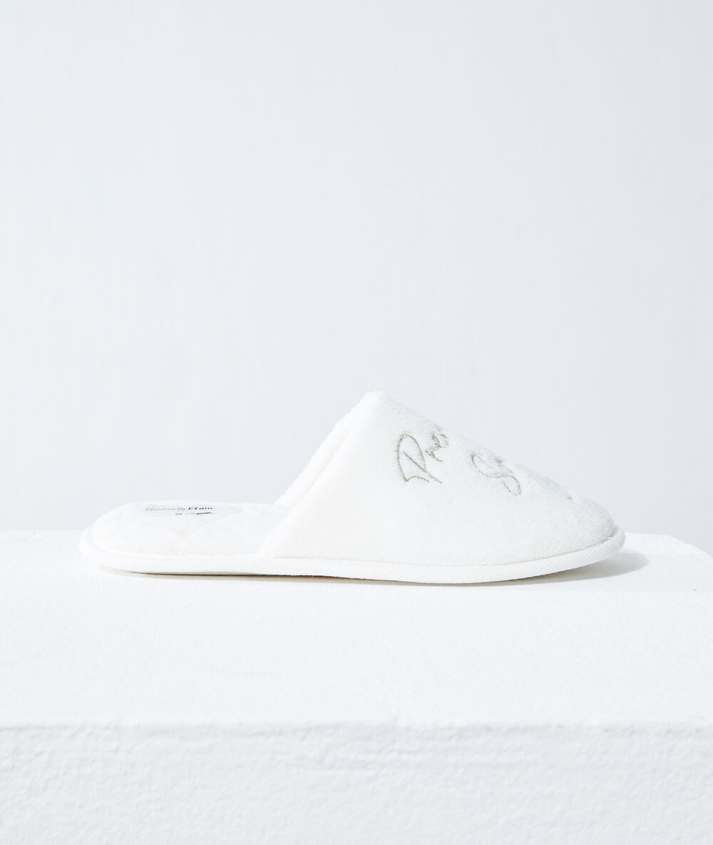 Zapatillas con mensaje blanco.