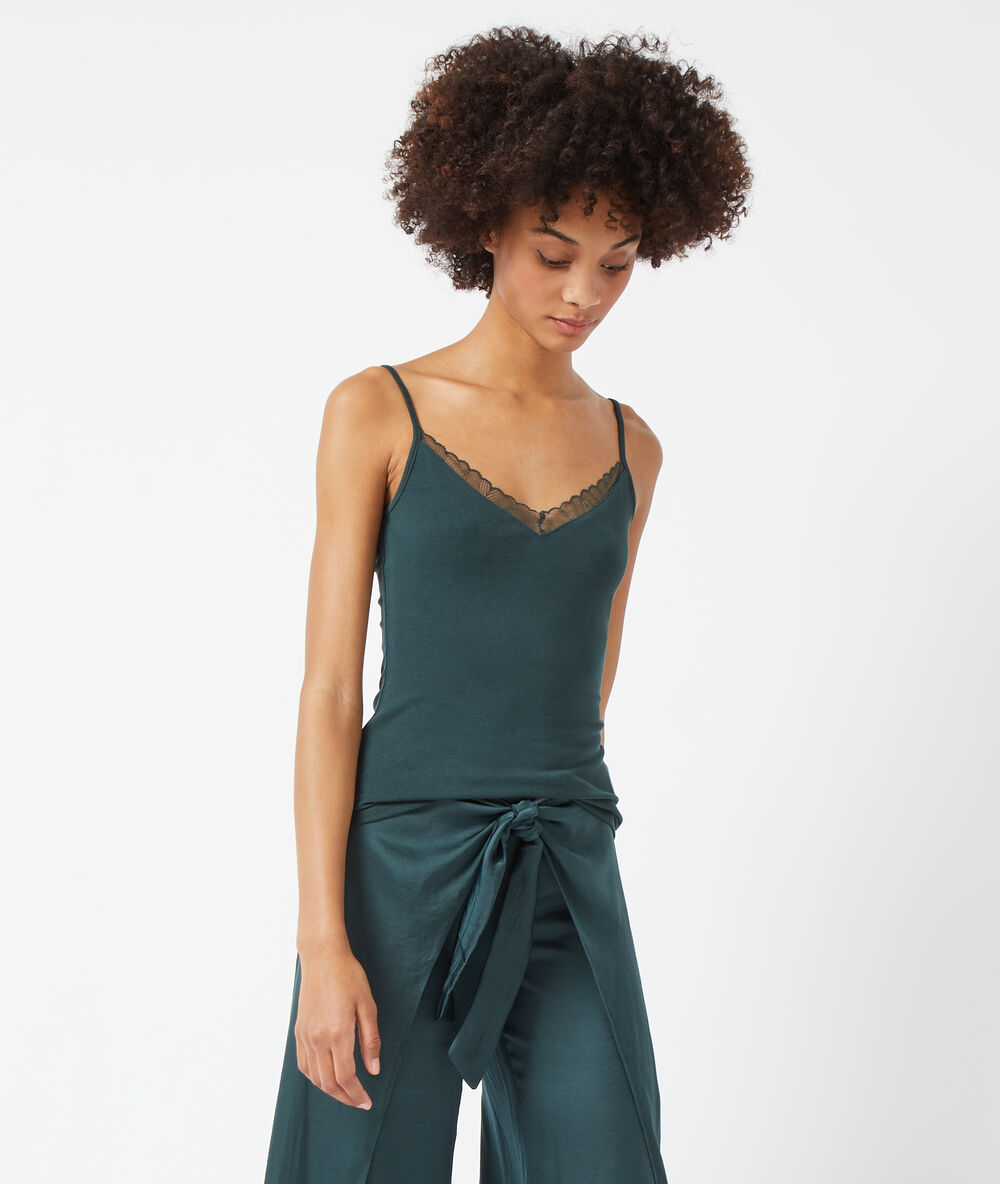 Top escotado con motivos de encaje verde.