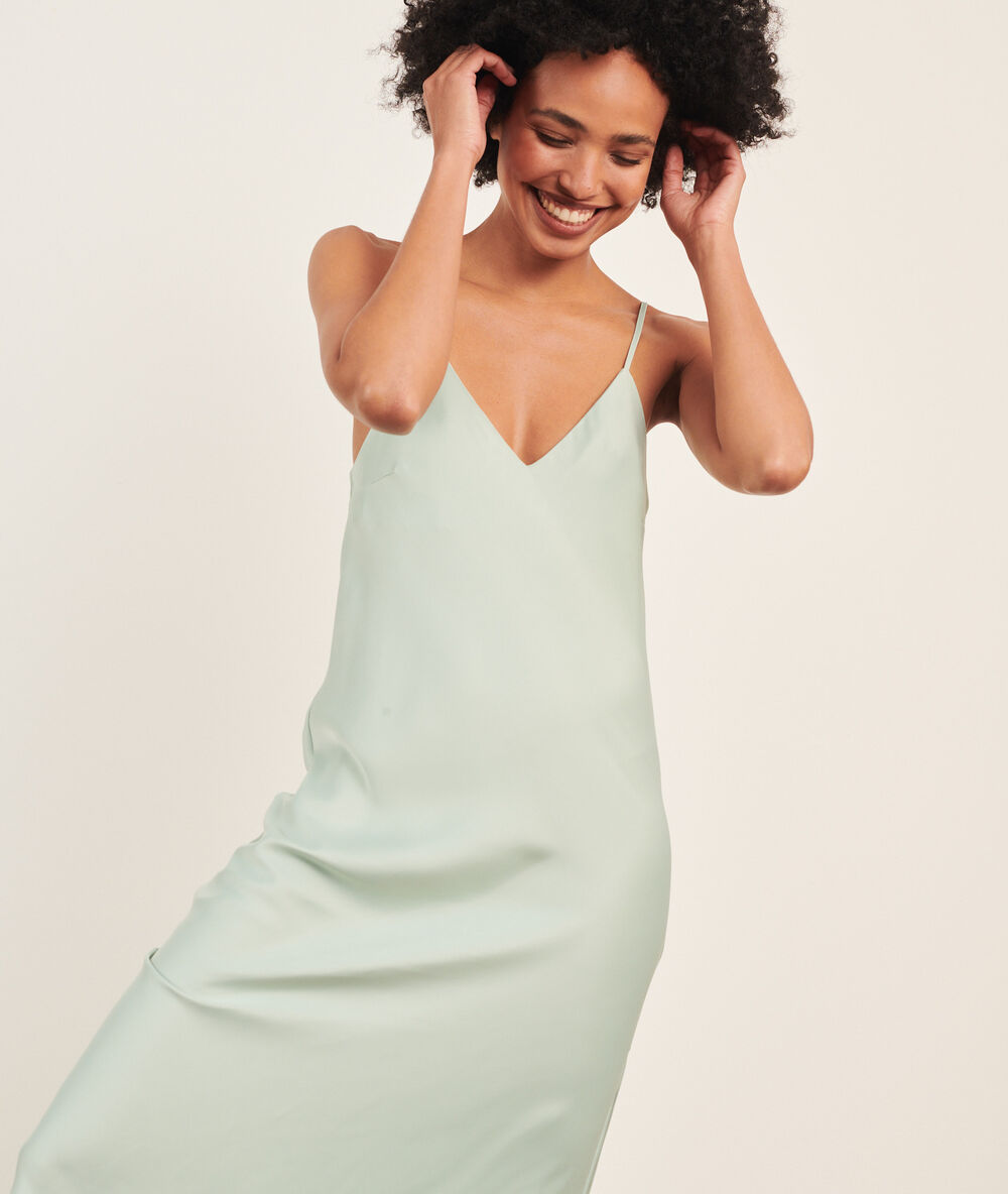 Camisón largo de satén celadón.