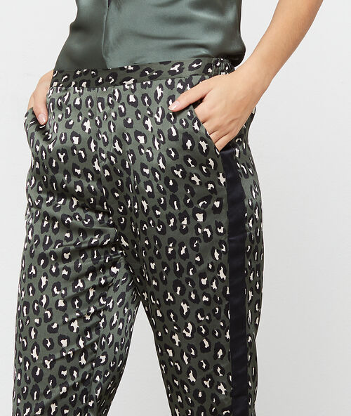 Pantalón de satén estampado leopardo c.gris.