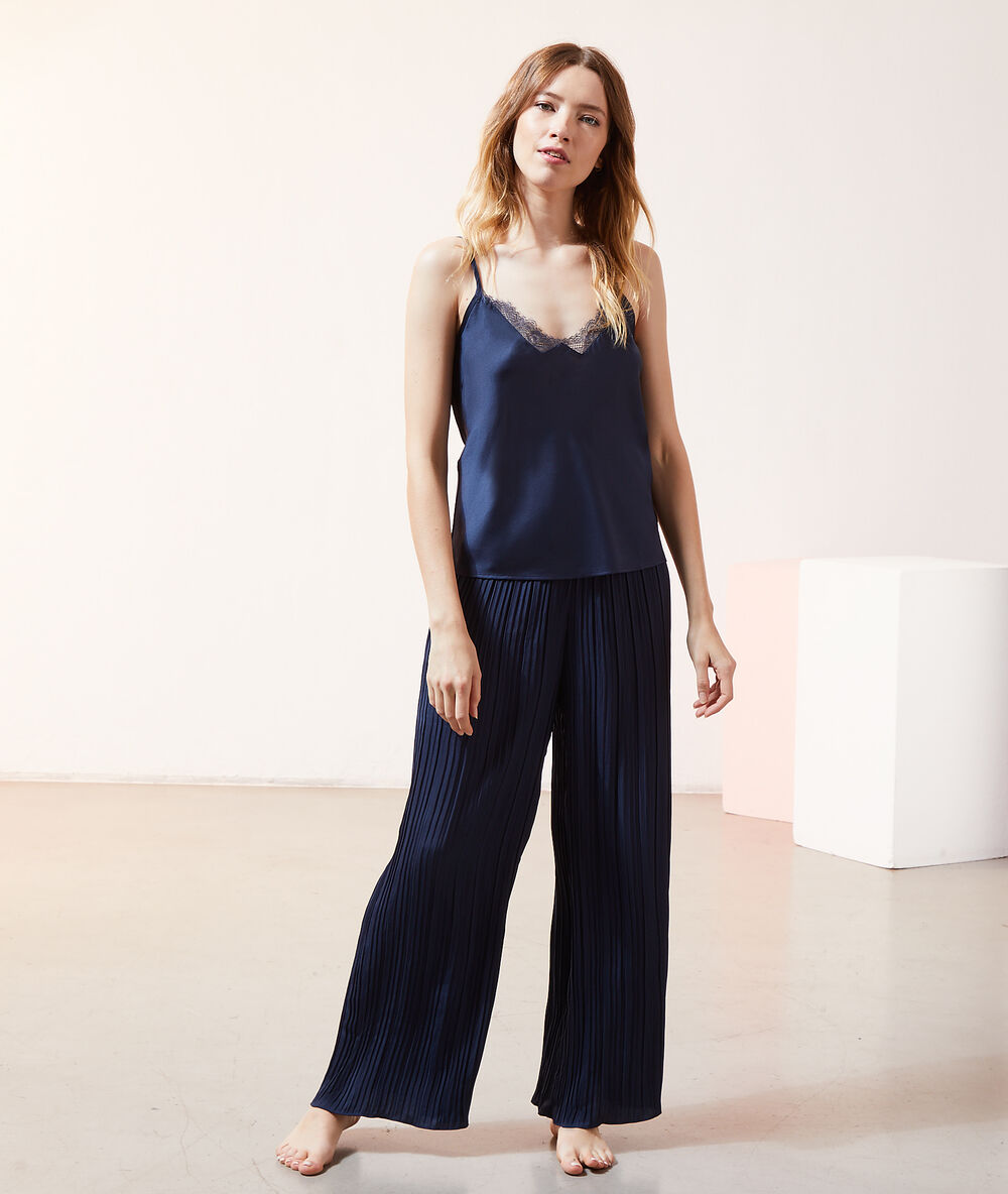 Pantalón ancho plisado azul marino.