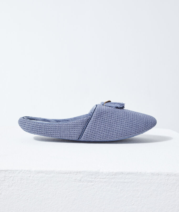 Zapatillas con pompones decorativos índigo.