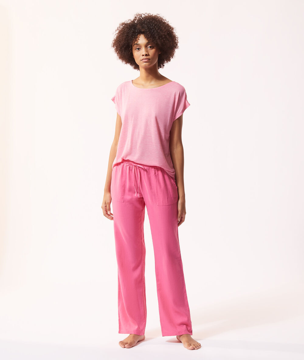Pantalón liso fucsia.