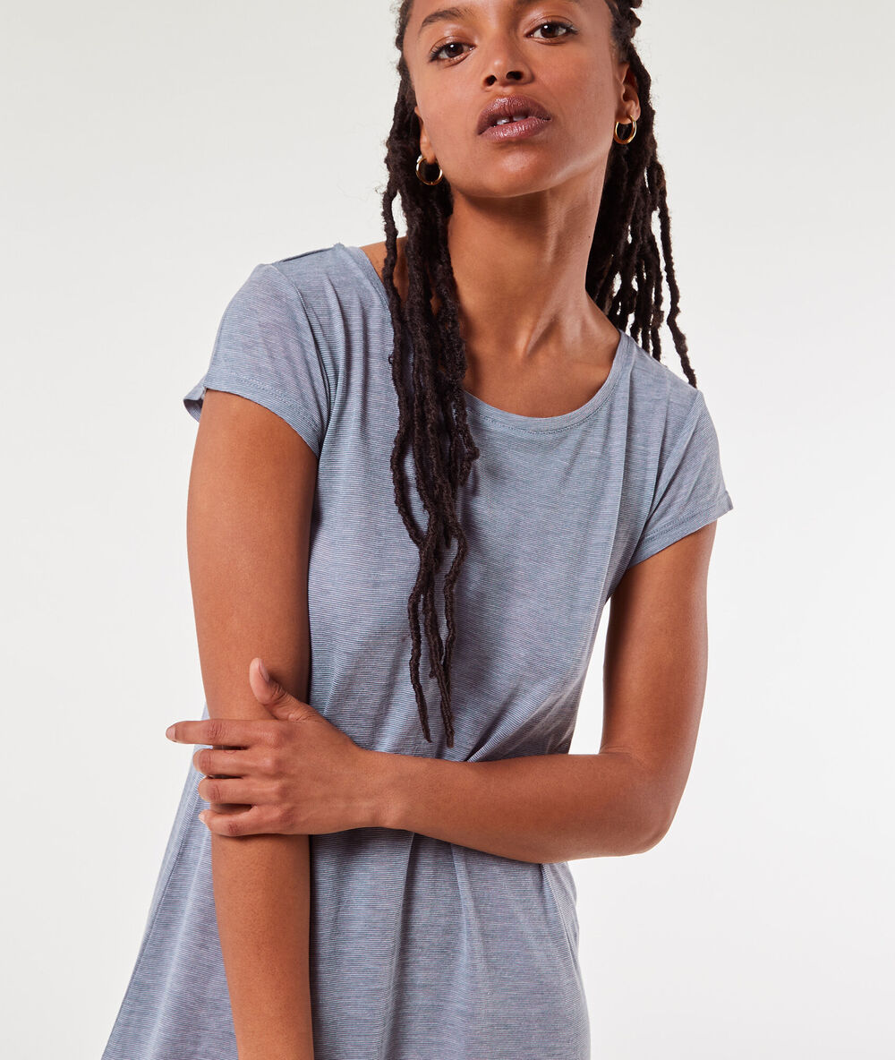 Camisón de viscosa, motivos de encaje azul marino.