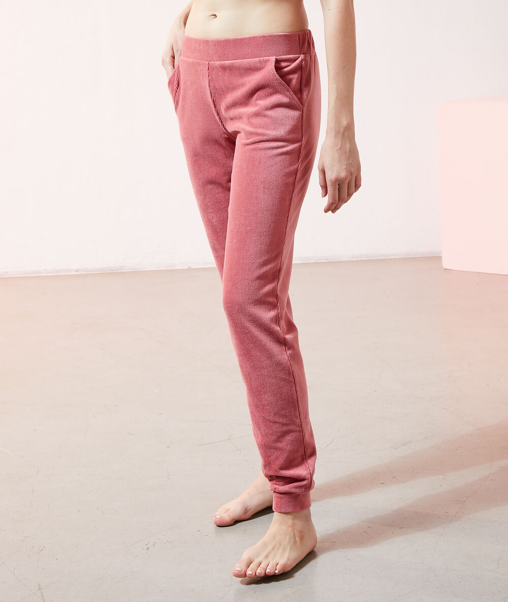 Pantalón loungewear rosa.