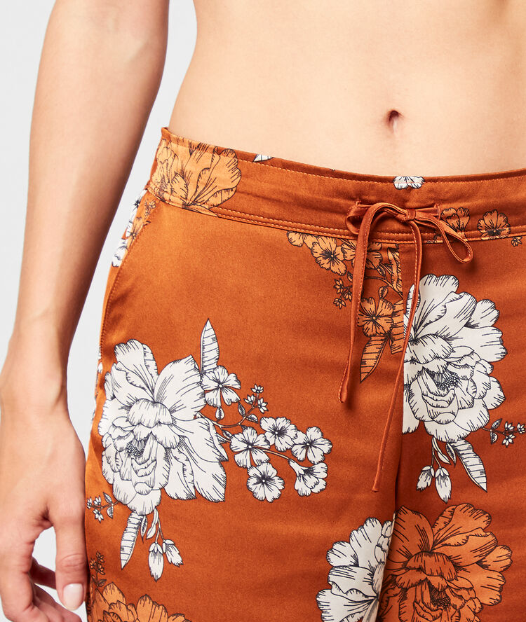 Pantalón de satén estampado floral marrón.