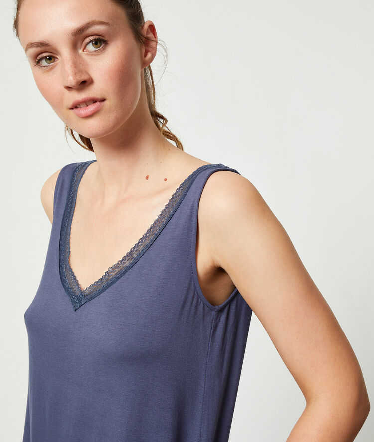 Top liso con motivos de encaje azul.