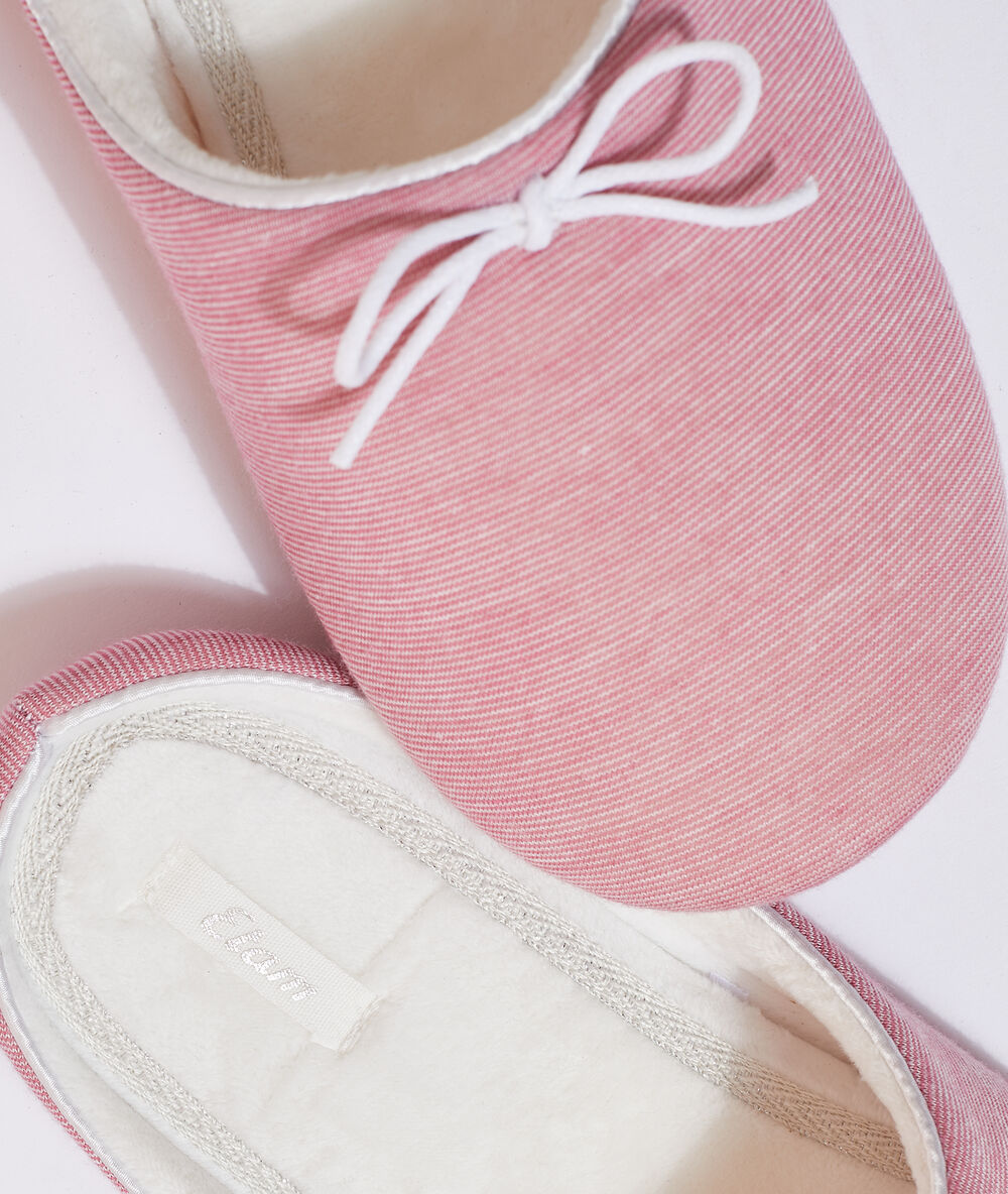 Zapatillas destalonadas rosa.