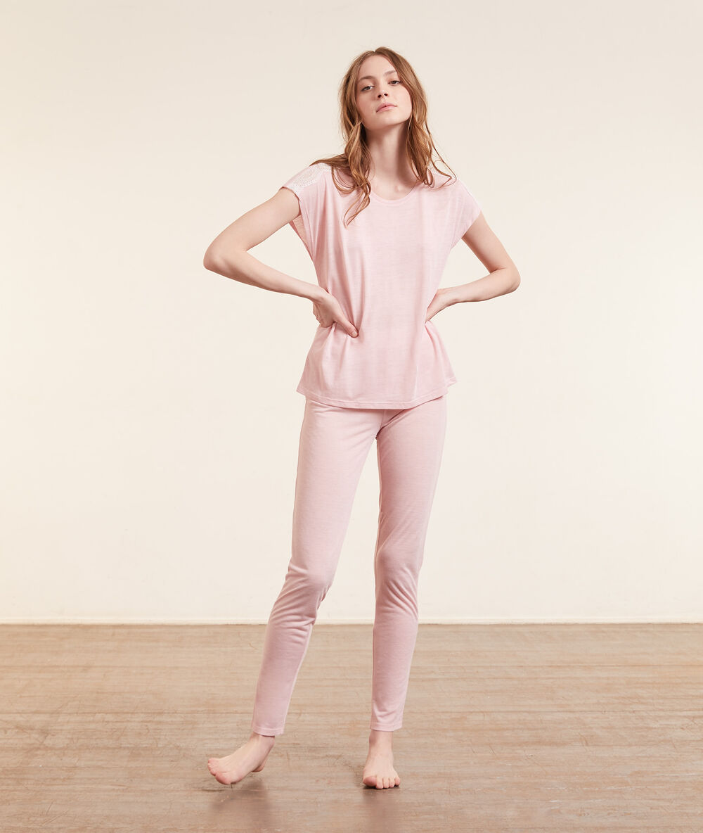 Legging liso rosa pálido.