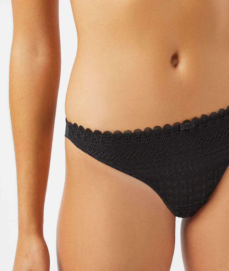 Tanga de encaje negro.