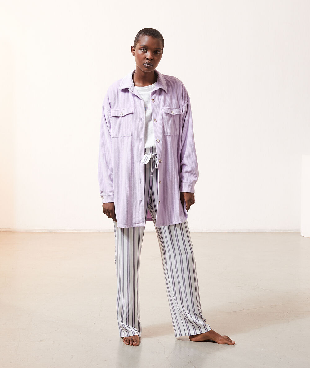 Camisa de terciopelo canalé lila.