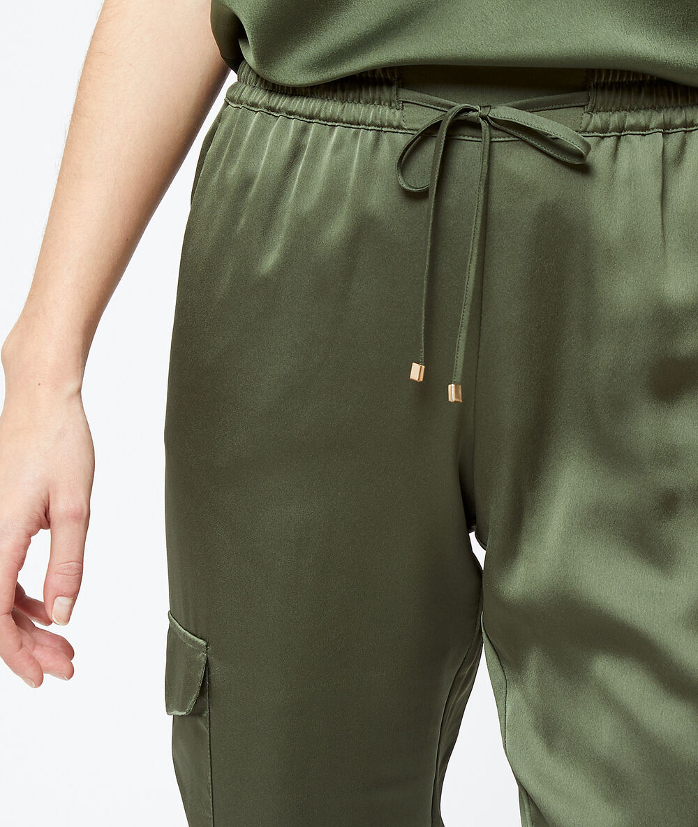 Pantalón pijama de satén, estilo cargo c.kaki.