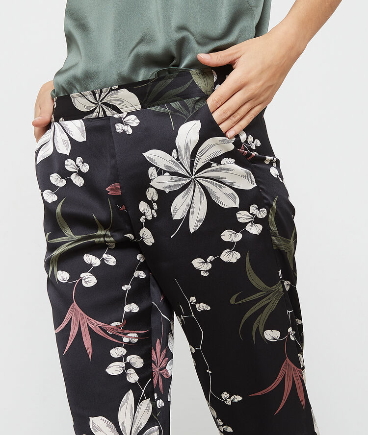 Pantalón de satén estampado floral negro.