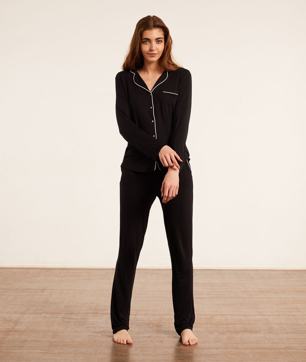 Pantalón liso negro.