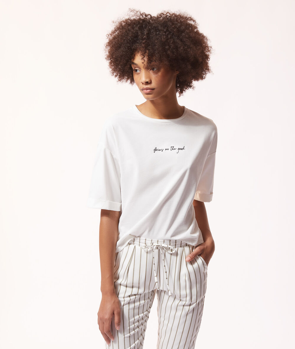 Camiseta 'focus on the good' crudo.