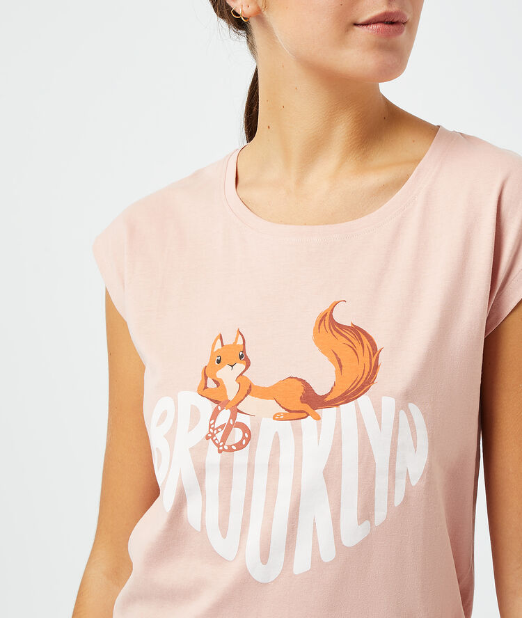 Camiseta manga corta rosa.