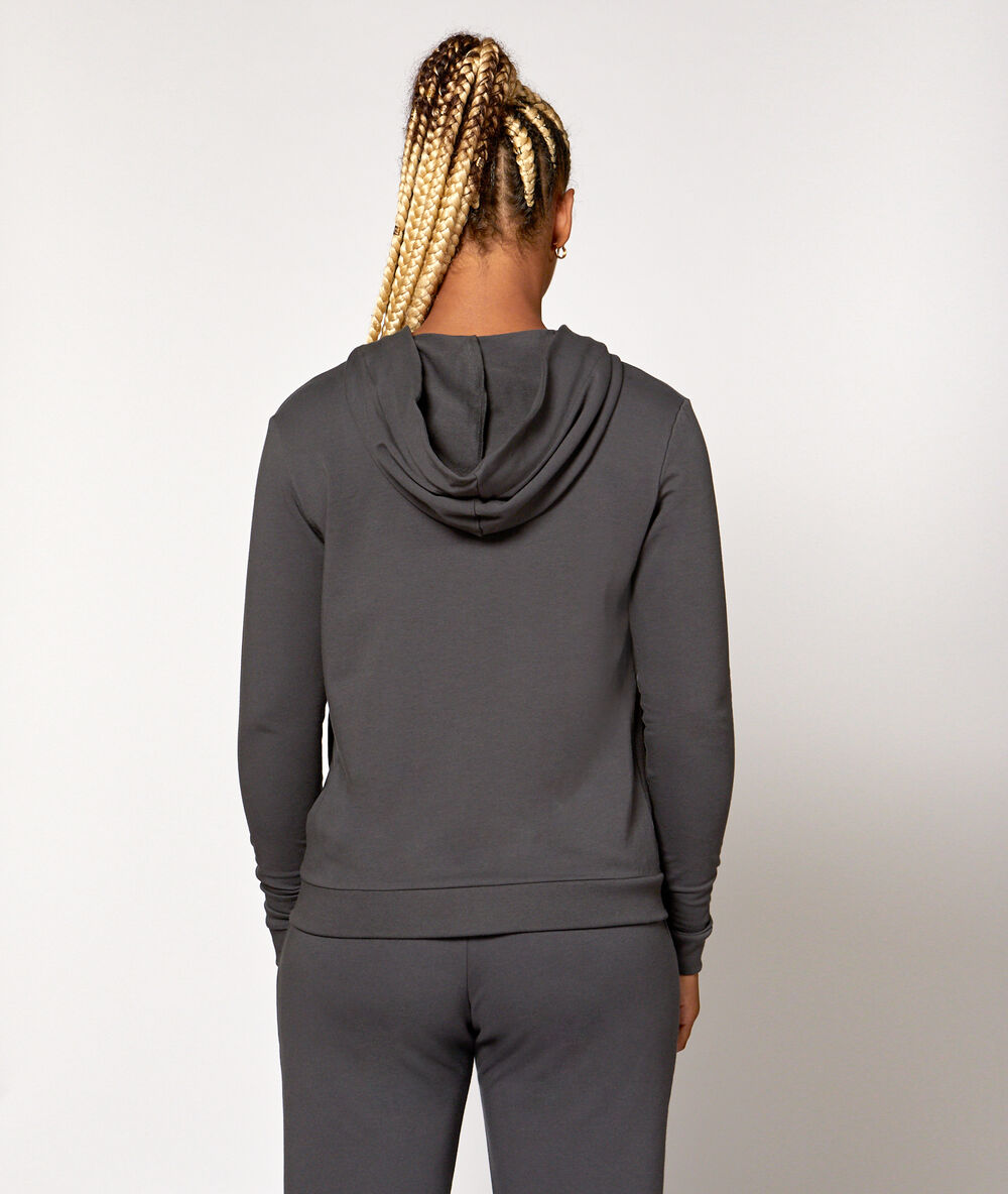 Chaqueta con capucha antracita.