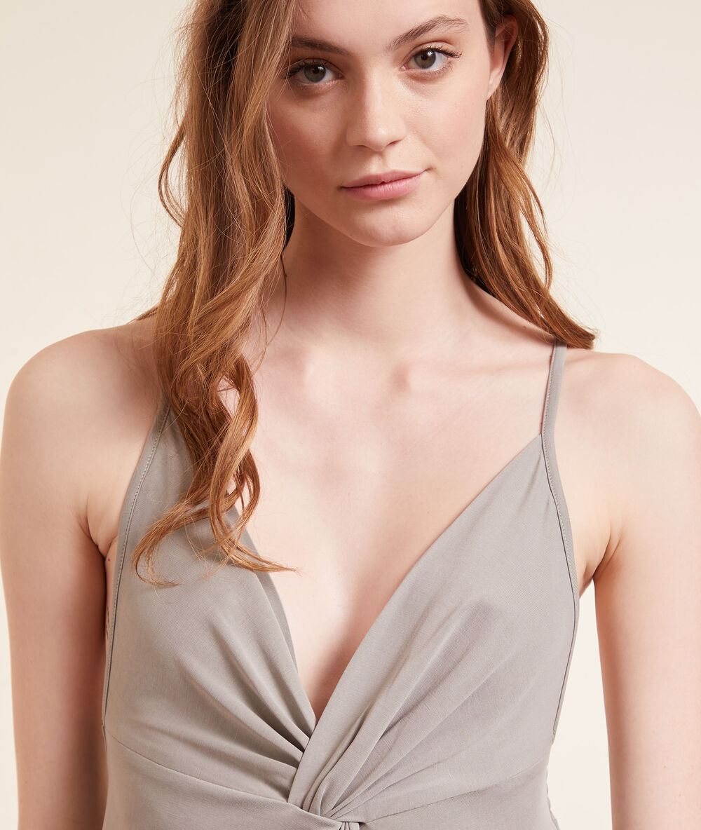 Camisón escotado, nudo decorativo arcilla.