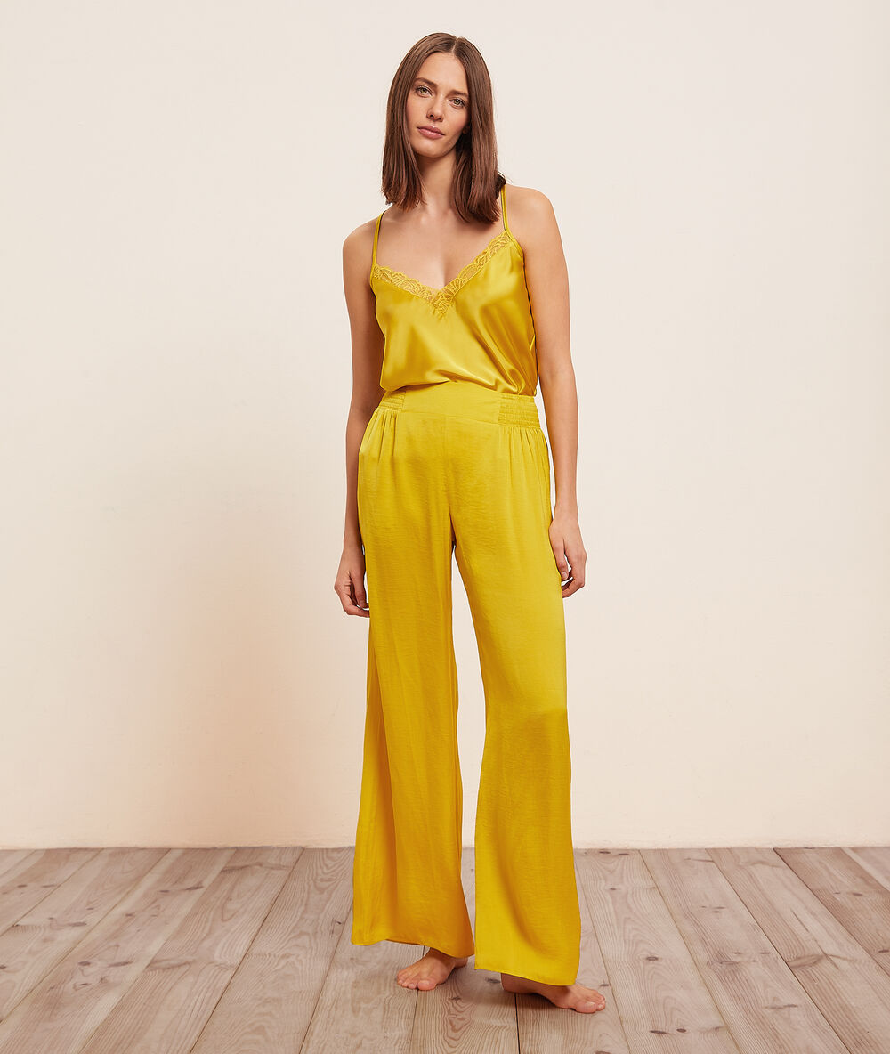 Top de encaje y satén amarillo.