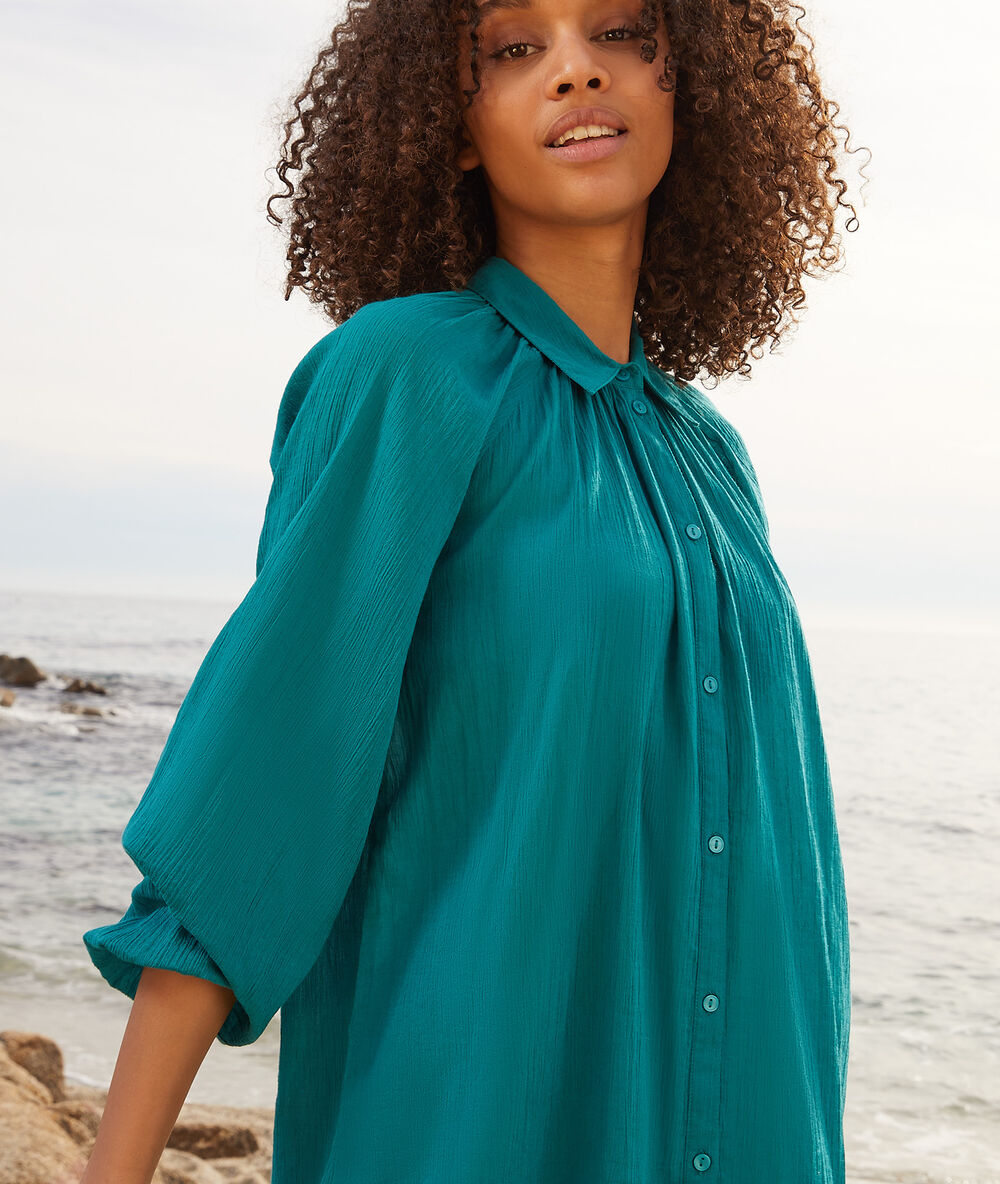 Camisa con fruncidos verde.