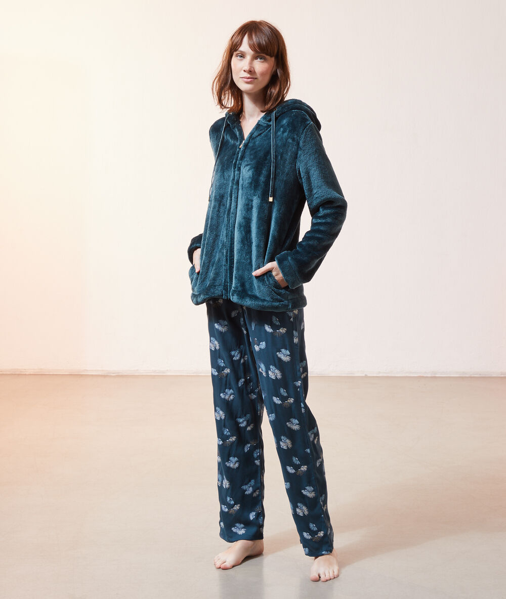 Chaqueta forro interior con capucha turquesa.