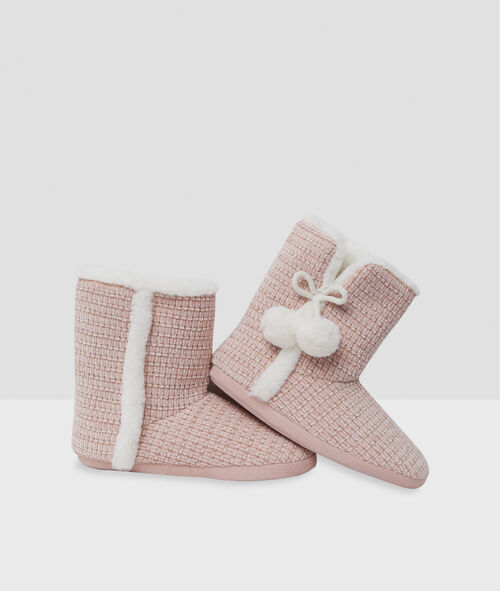 Zapatillas tipo botines con pompones Zapatillas tipo botines con pompones