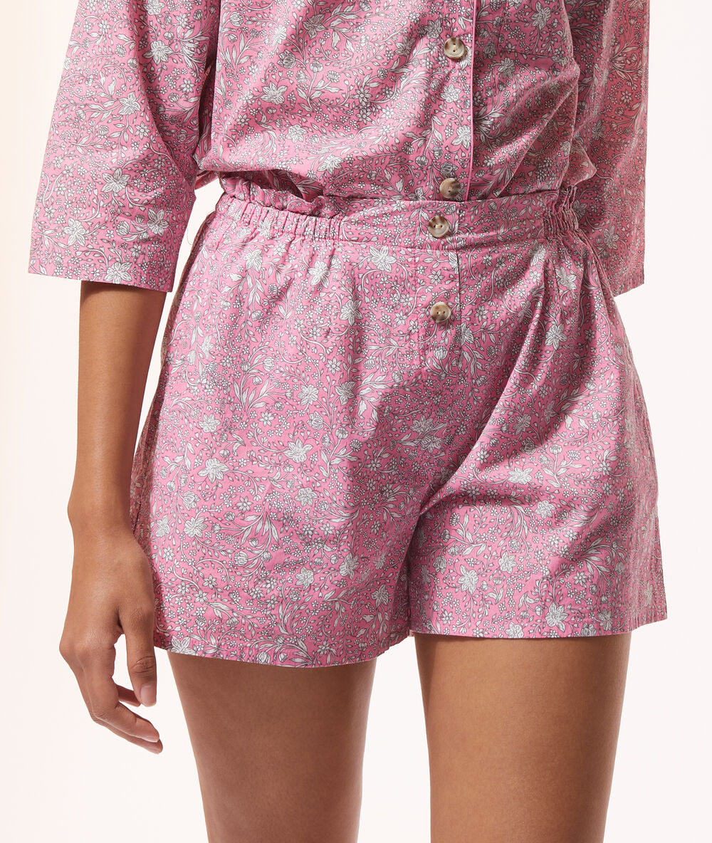 Pantalón corto estampado floral rosa.