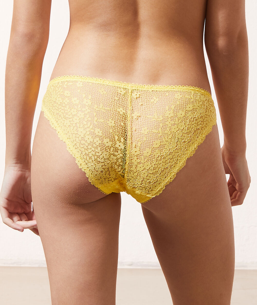 Braguita de encaje amarillo.