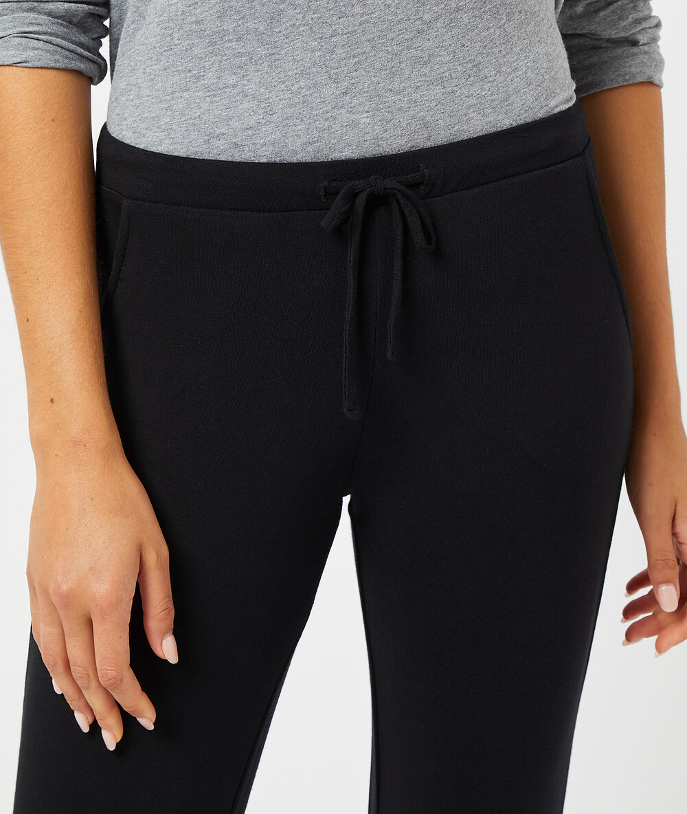 Pantalón largo liso negro.