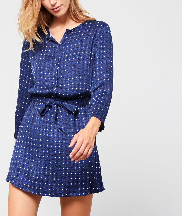Camisón de satén estampado azul marino.