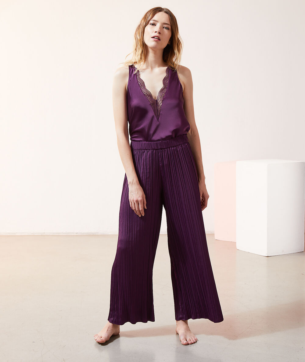 Pantalón ancho plisado violeta.