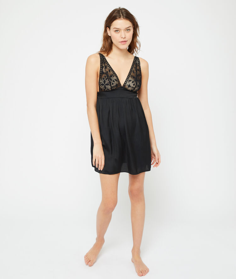 Camisón con motivos de encaje negro.