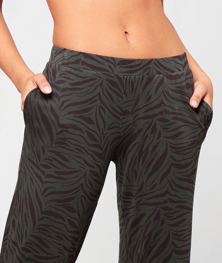 Pantalón pijama estampado cebra caqui.