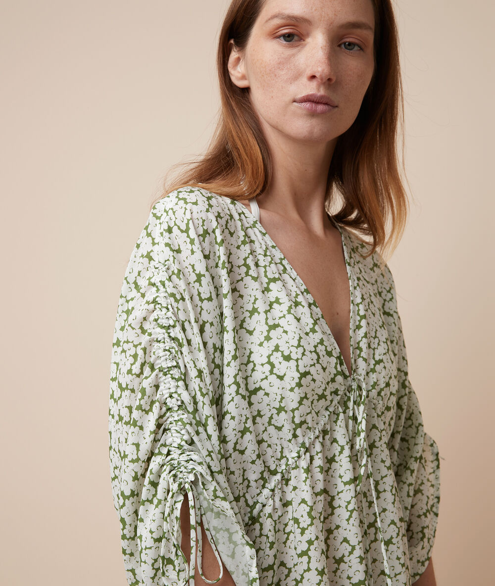 Vestido playero estampado floral verde.