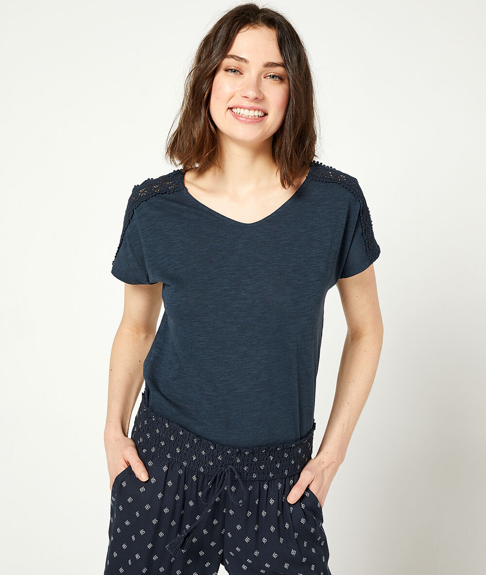 Camiseta motivos de encaje azul marino.