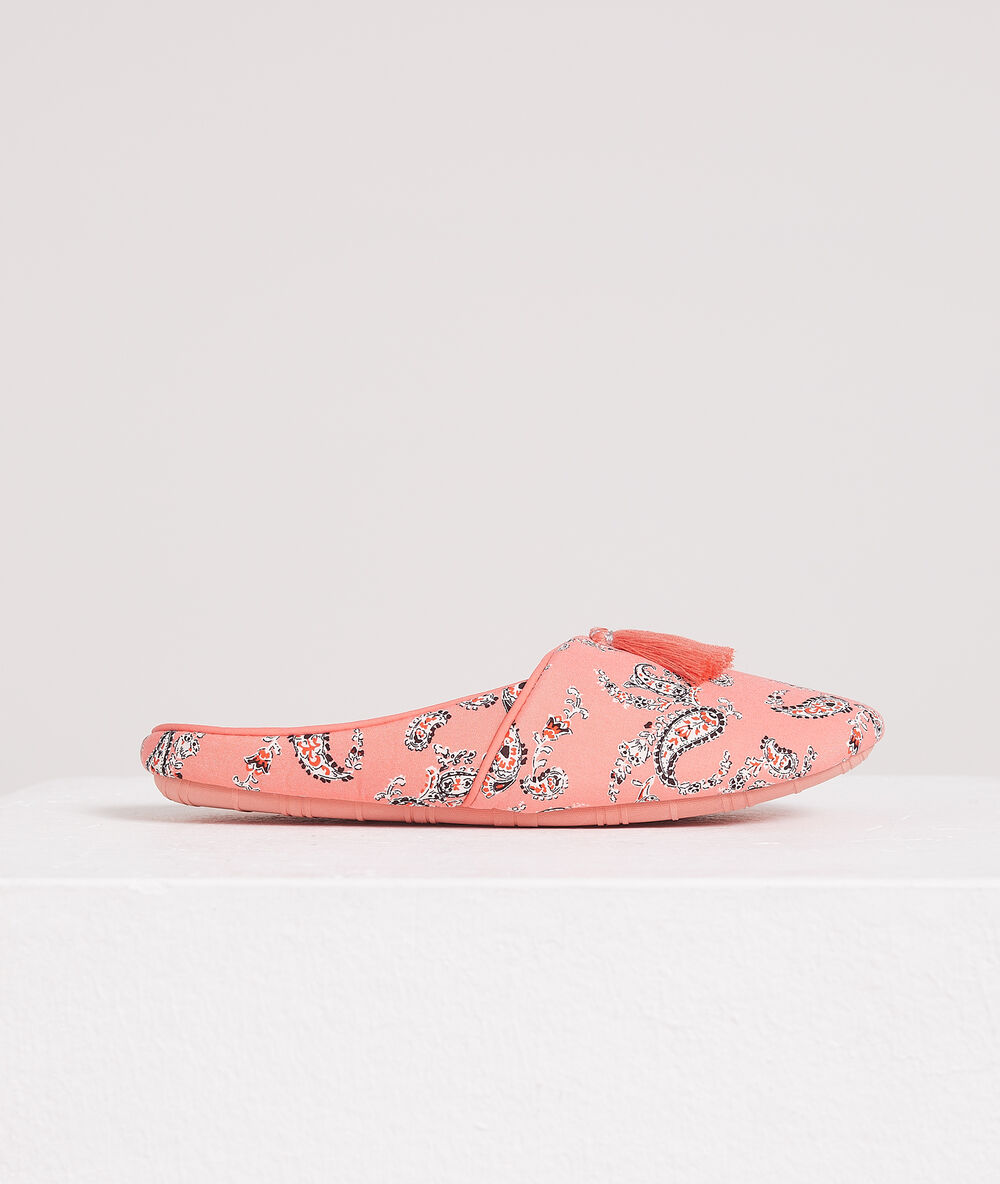 Zapatillas destalonadas estampadas rosa.