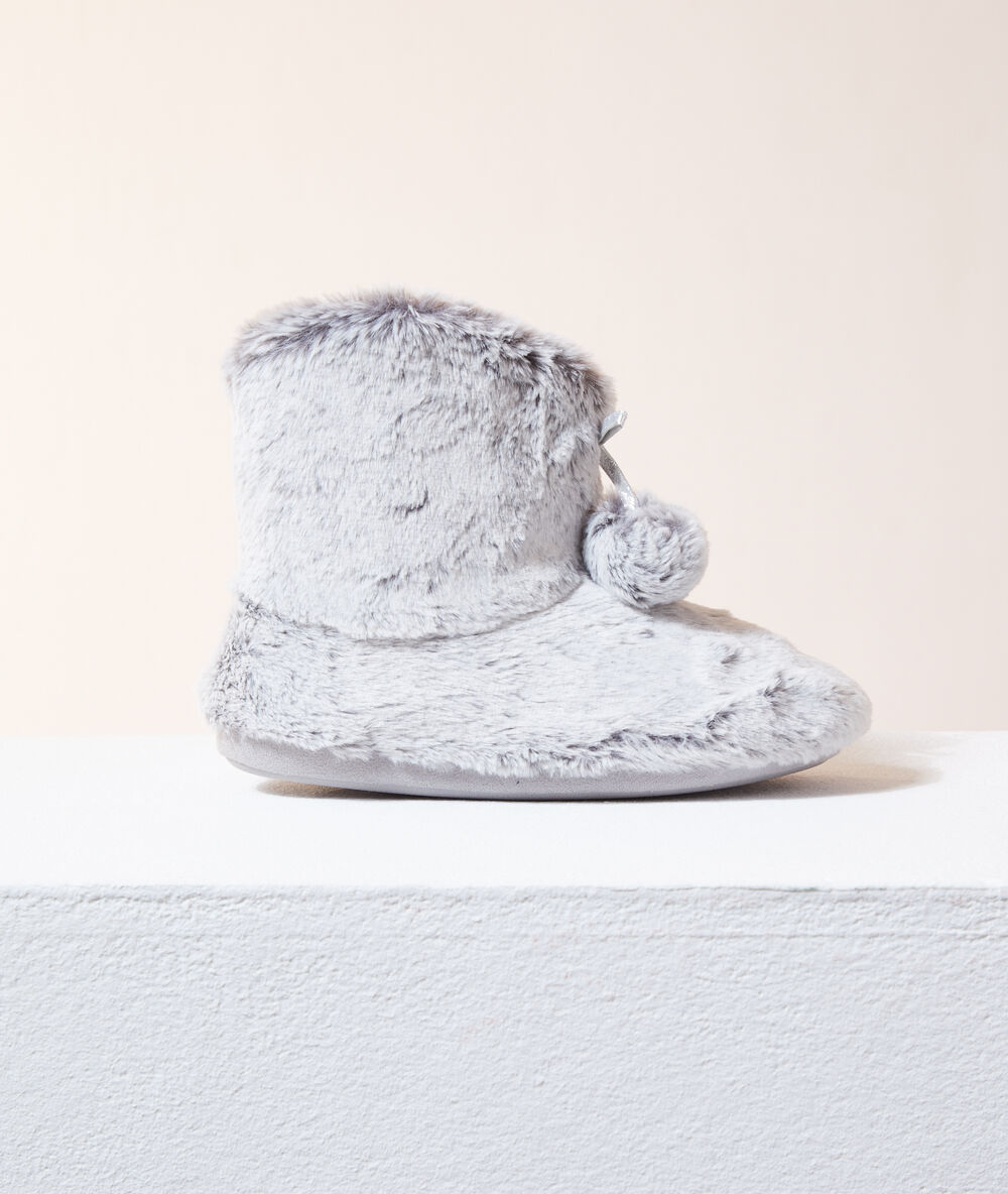Zapatillas tipo botines con pompones c.gris claro.