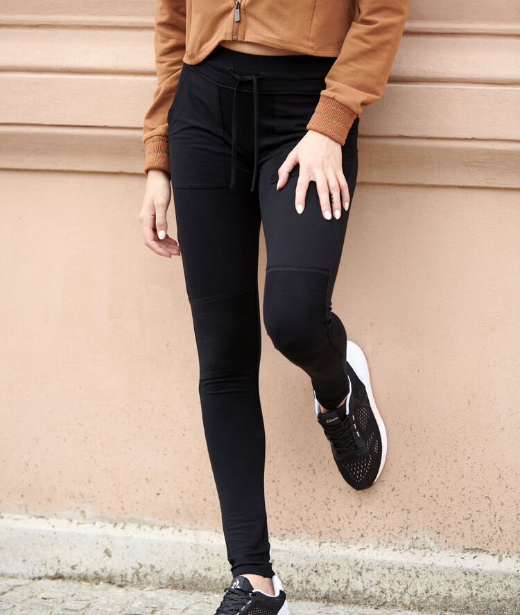 Pantalón sportswear con bolsillos negro.