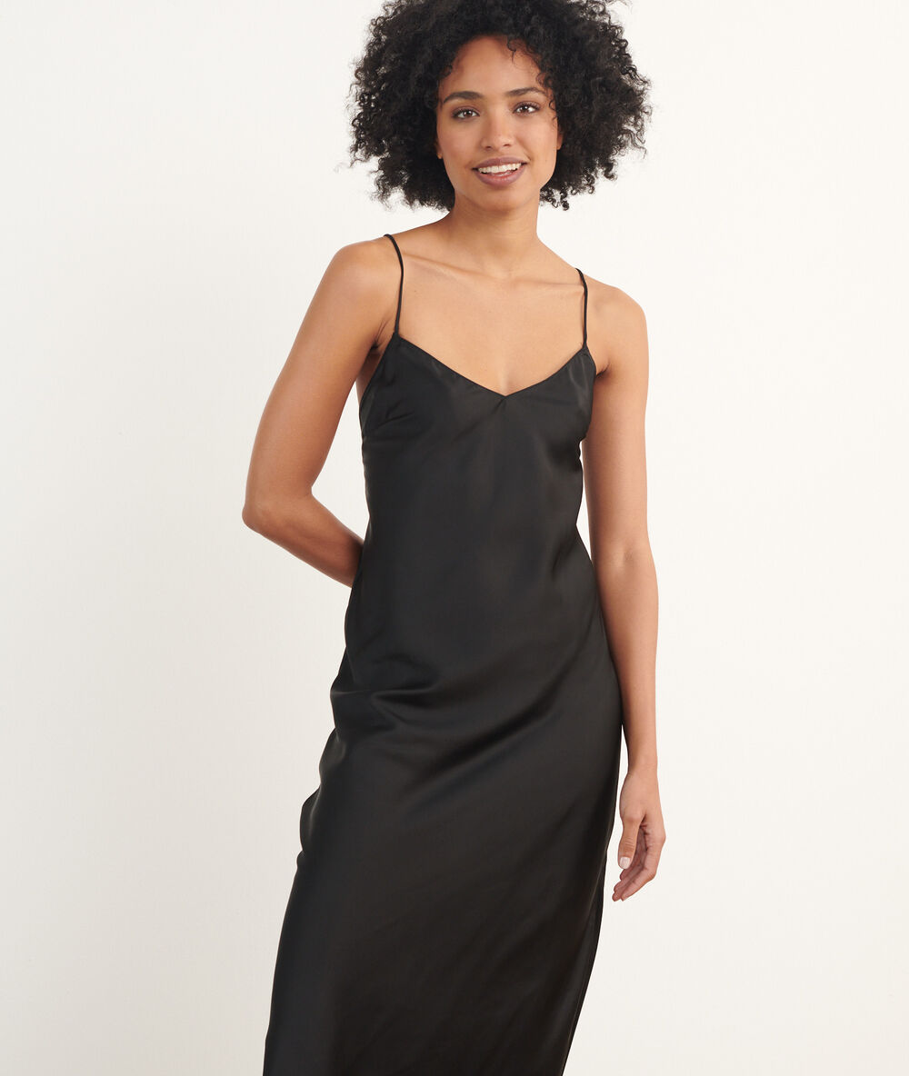 Camisón largo de satén negro.