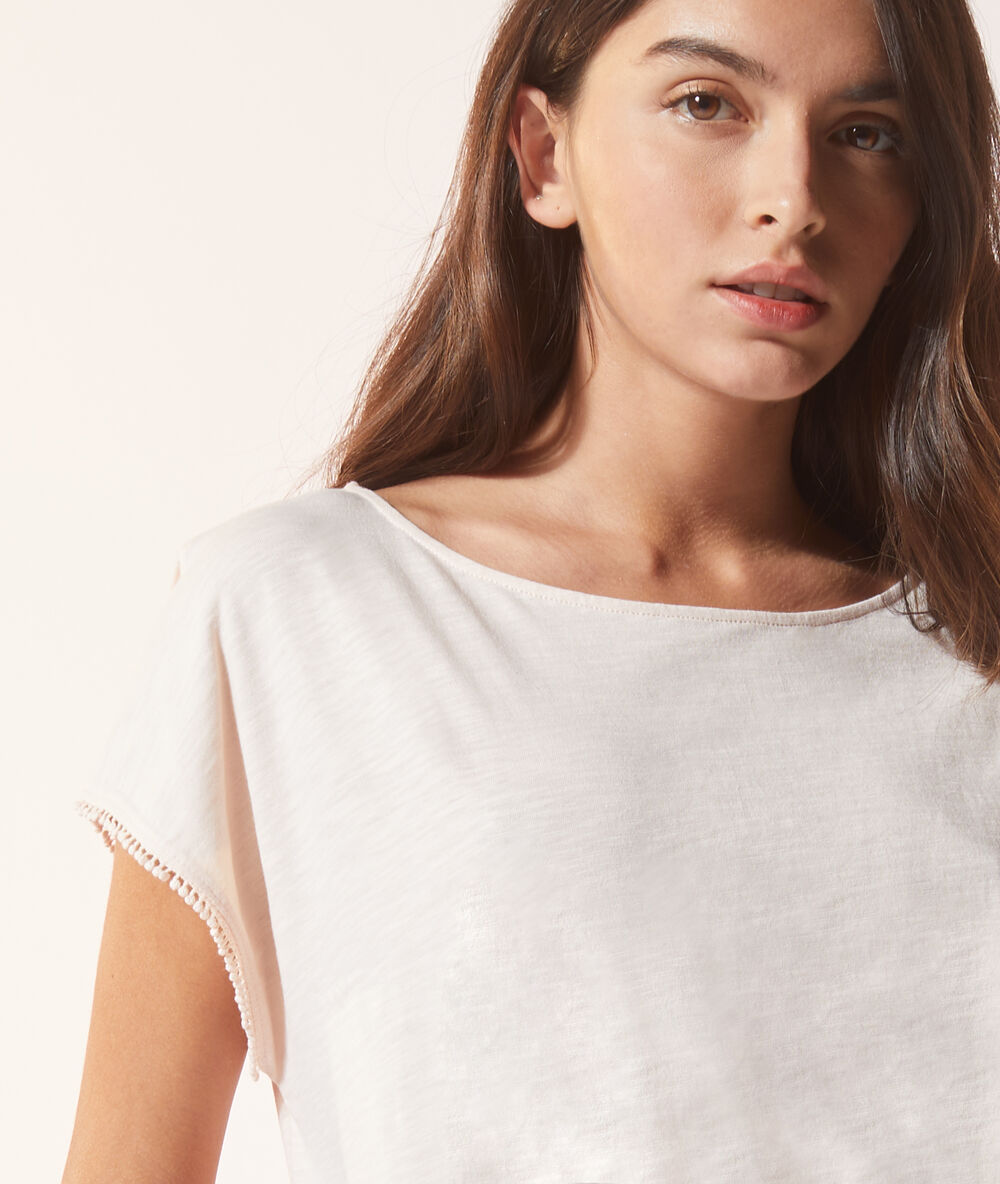 Camiseta lisa rosa.