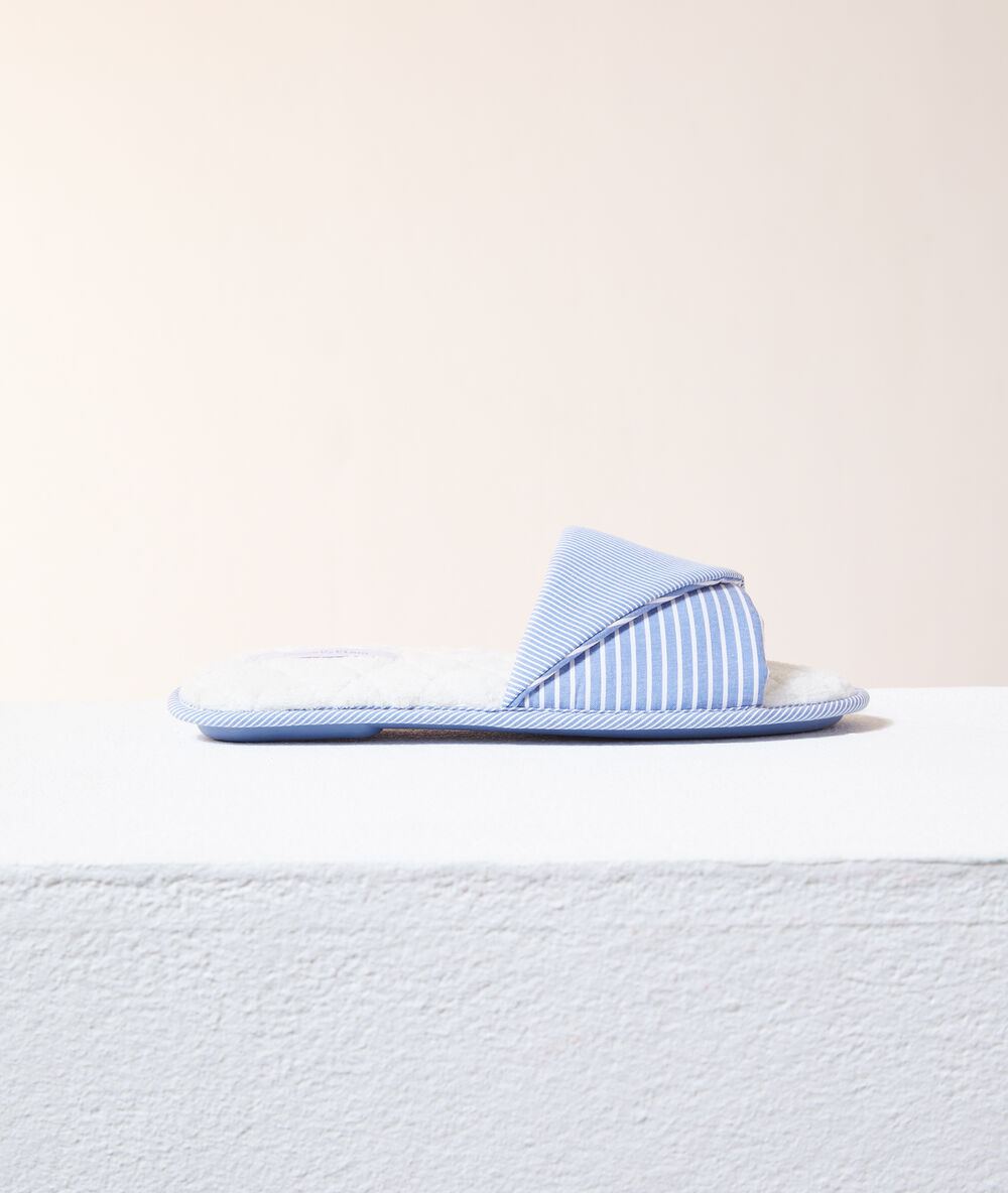 Chaussons mules ouvertes bleu.