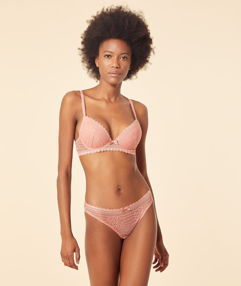 Sujetador push up de encaje. copa a-c maquillaje.