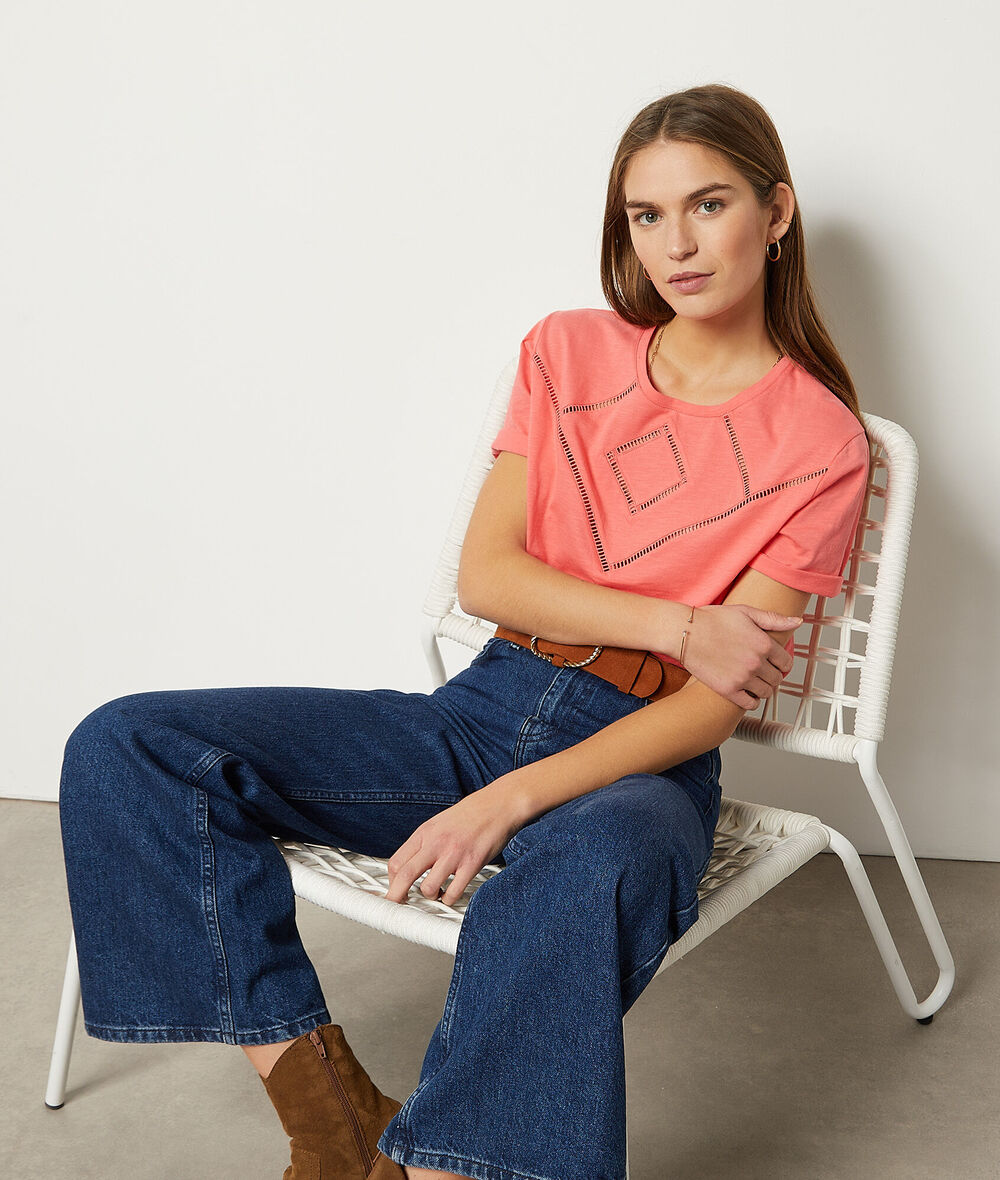 Camiseta con bordados;${refinementColor}
