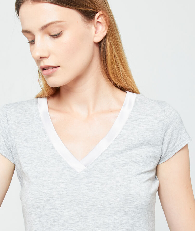 Camiseta escote en v de viscosa, motivos satinados c.gris.